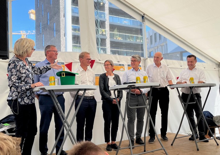 Connie Hedegaard på scenen til Klimafolkemødet med repræsentanter fra fem af energibyerne. Foto: Skive Kommune