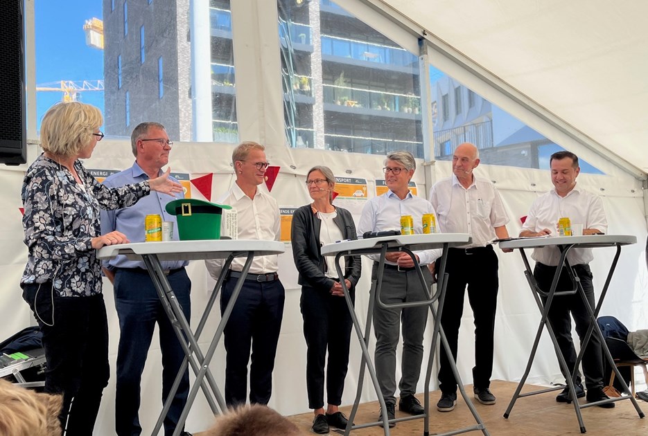 Connie Hedegaard på scenen til Klimafolkemødet med repræsentanter fra fem af energibyerne. Foto: Skive Kommune