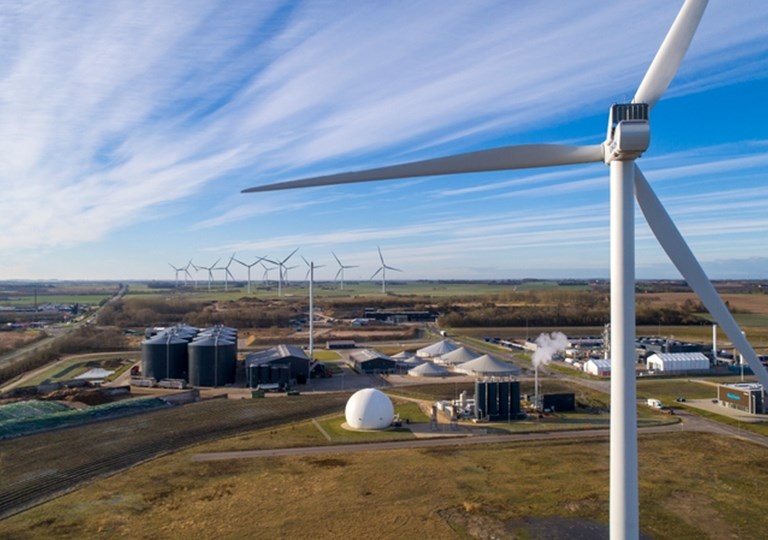Dronefoto fra luften med en vindmølle i forgrunden og GreenLab Skive i baggrunden. Foto: Skive Kommune