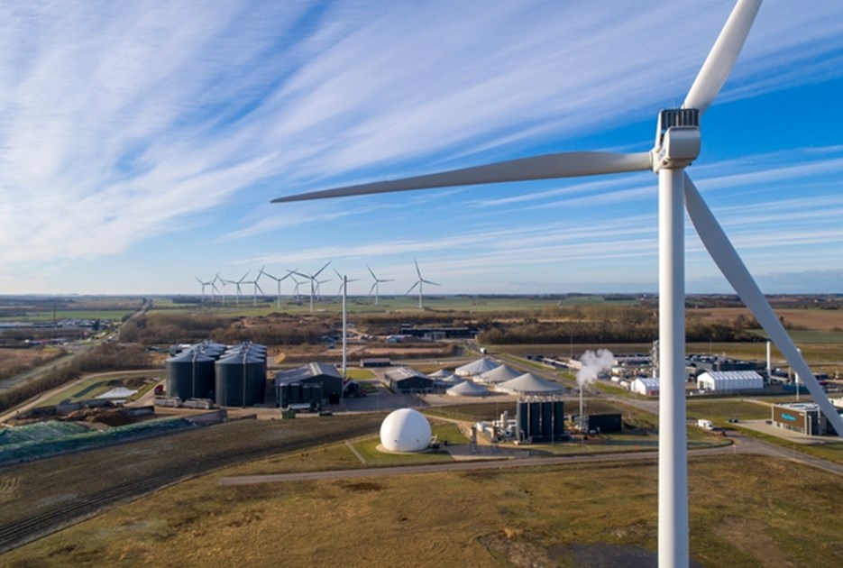 Dronefoto fra luften med en vindmølle i forgrunden og GreenLab Skive i baggrunden. Foto: Skive Kommune