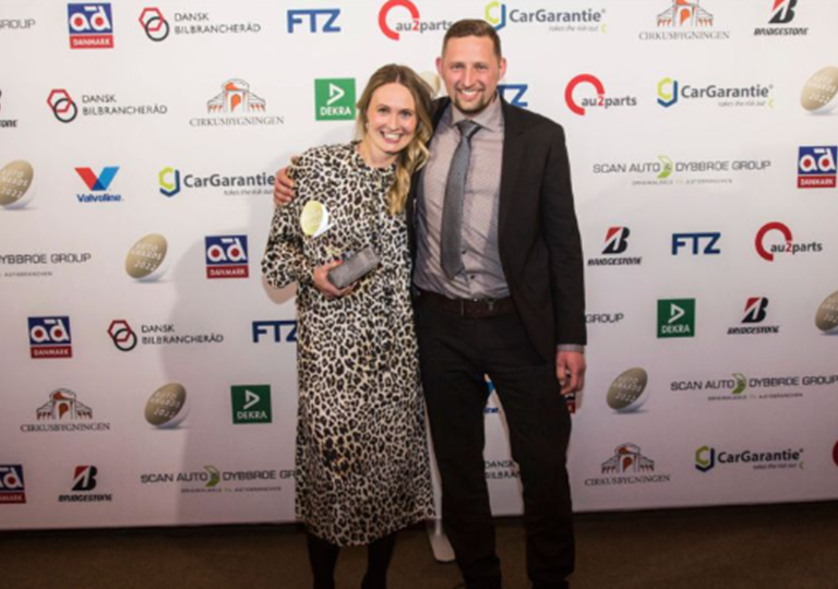 Lasse Haubo og Lise Korsgaard modtog prisen ”Årets Bæredygtighedspris”. Sammen med deres bror, Mads Haubo, driver de Salling Autogenbrug. Foto: Heidi Sinnet
