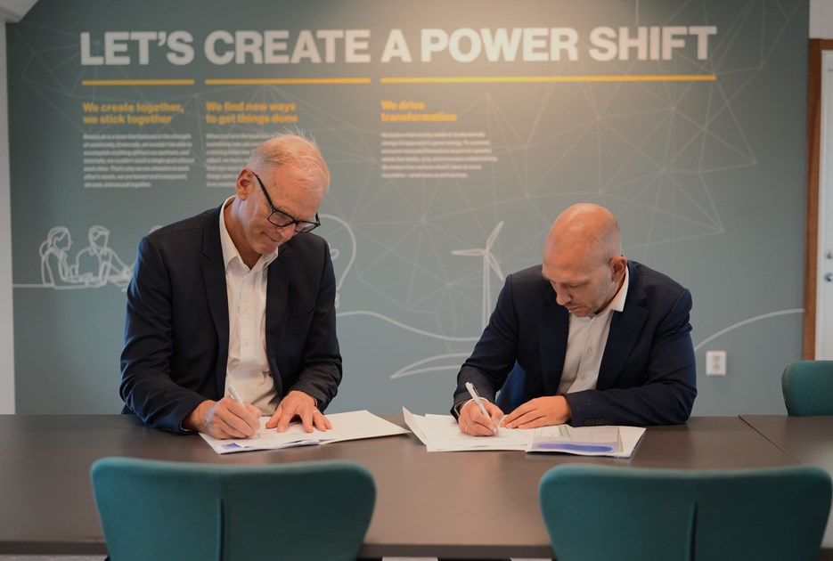 Jens Henrik Haahr, CEO i Organic Fuel Technology, (til venstre) og Thomas Helsgaun, COO I GreenLab (til højre) sidder ved et bord og underskriver aftalen. Foto: GreenLab Skive